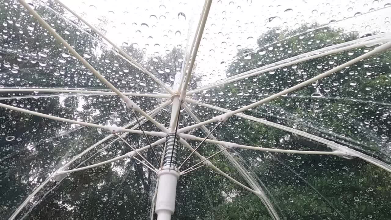 雨点从塑料伞上落下，慢动作视频素材