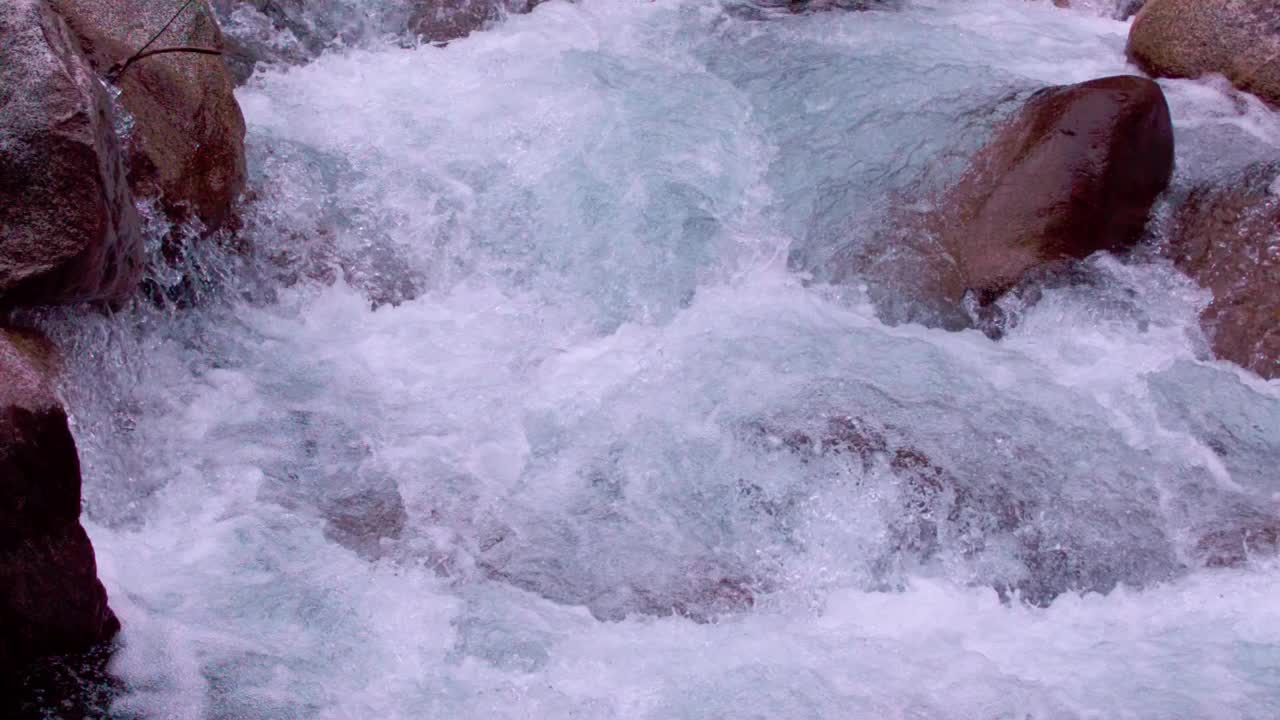 高山白水急流(超慢镜头)视频素材