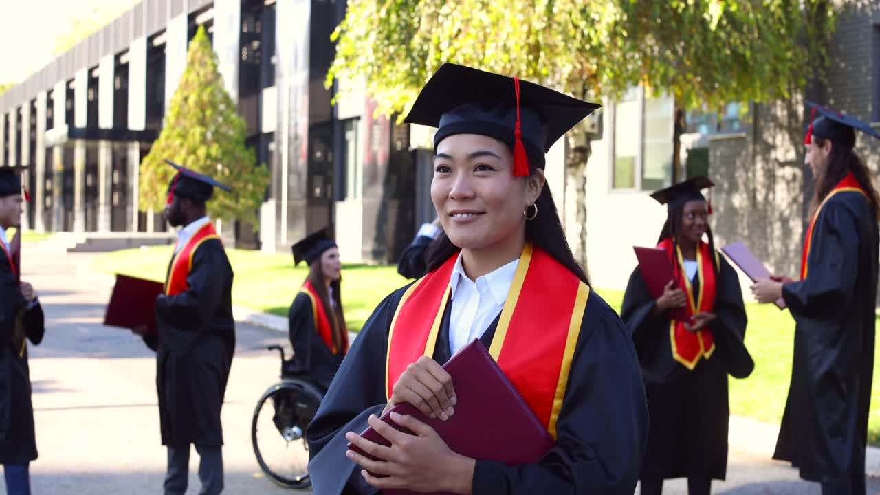 骄傲的女大学生毕业视频素材