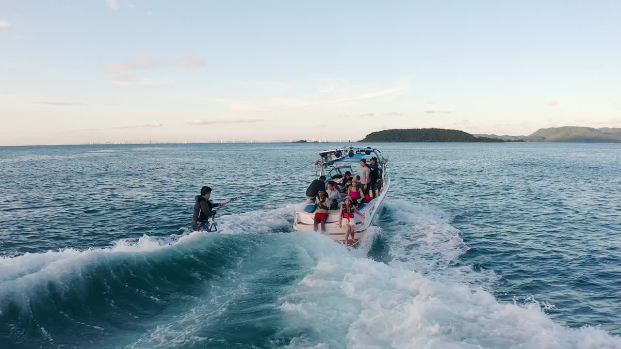 活跃的女人在海里玩冲浪。视频素材