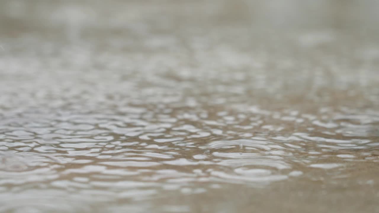 慢镜头雨视频素材