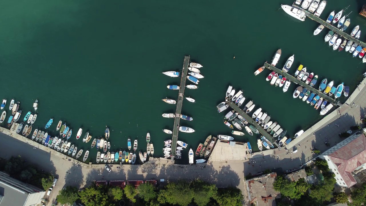 鸟瞰巴拉克拉瓦风景与船和海在滨海湾。克里米亚塞瓦斯托波尔旅游景点。无人机俯视图拍摄的港口豪华游艇，船只和帆船视频素材