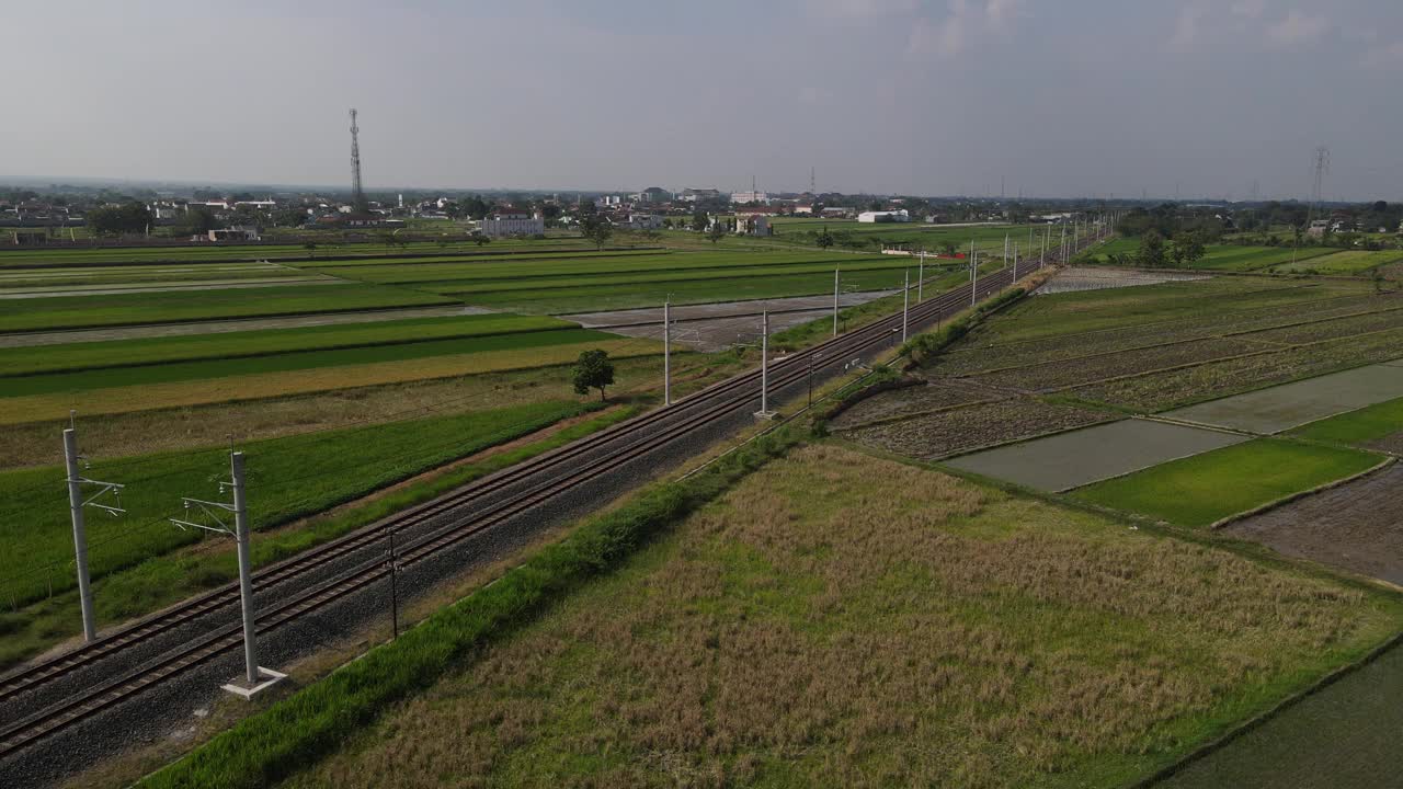 在印度尼西亚日惹，旅客列车经过铁路的鸟瞰图视频素材