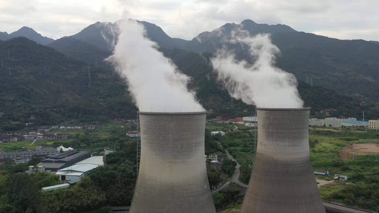 燃煤电厂的烟囱视频素材