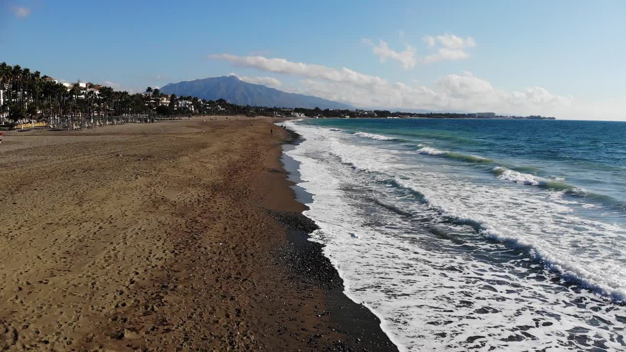 从无人机上俯瞰海滩，海浪，电影视频视频下载