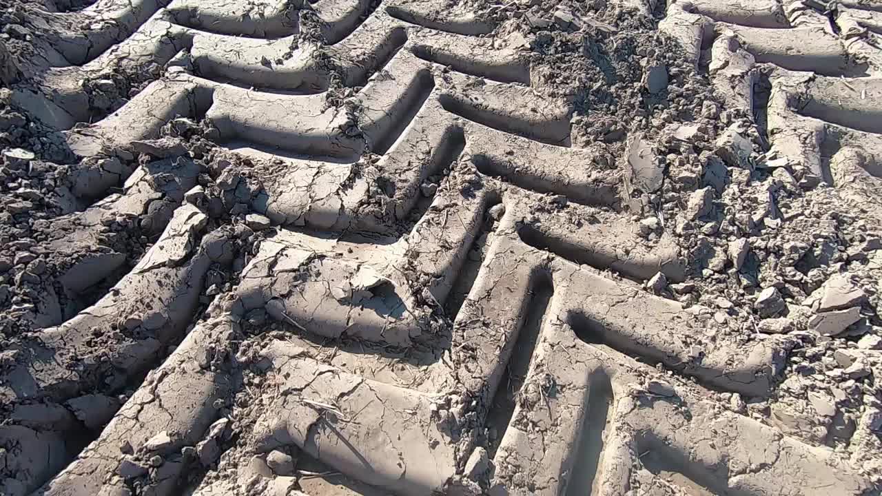 轮胎在地上留下了痕迹视频素材