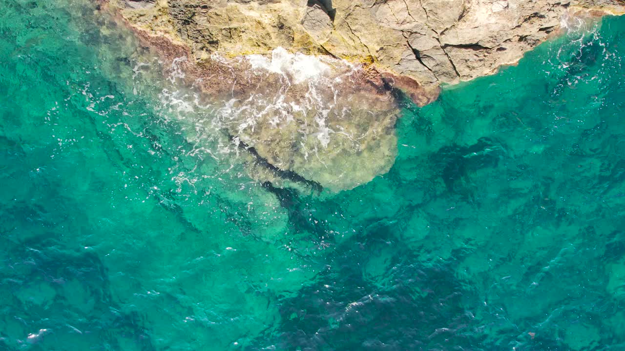 空中拍摄的西班牙海浪，从上往下看。视频素材