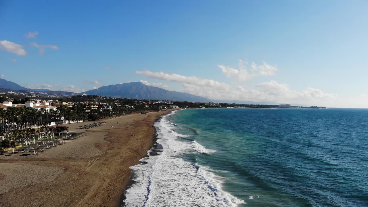 从无人机上俯瞰海滩，海浪，电影视频视频素材