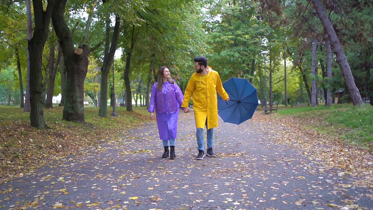 一对夫妇在雨天跑步视频素材