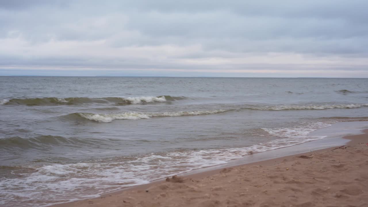 一个多云的早晨，格林湾的海浪视频下载