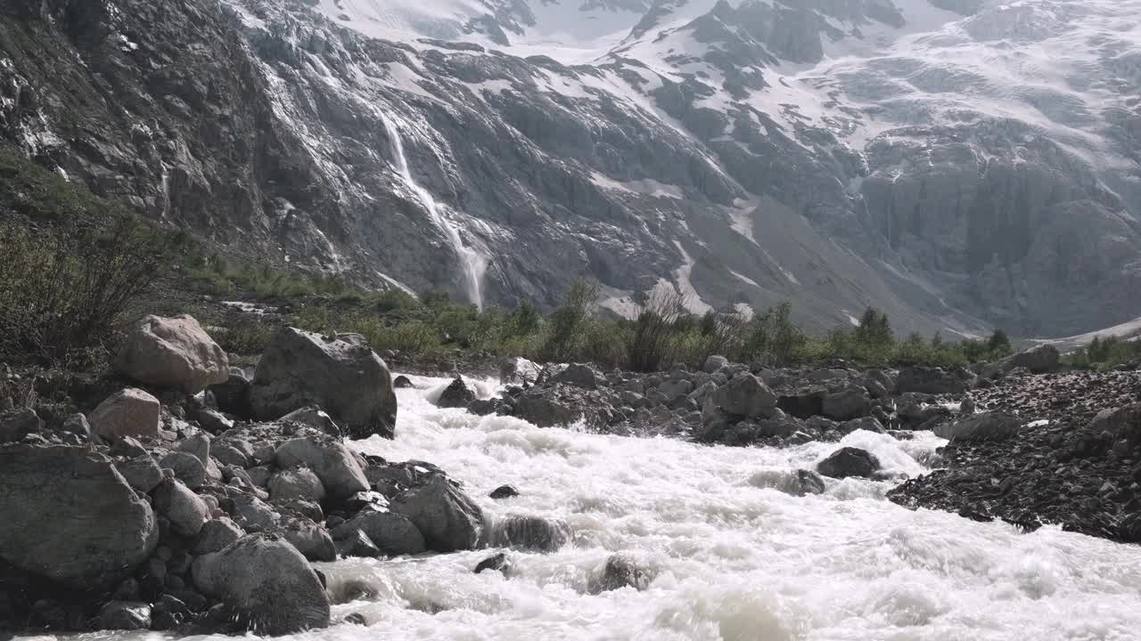 风景优美，山势湍急，河流淙淙。高加索山脉视频素材