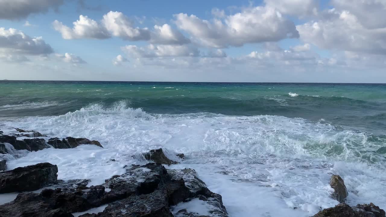 海浪拍打着岸边的岩石。视频下载