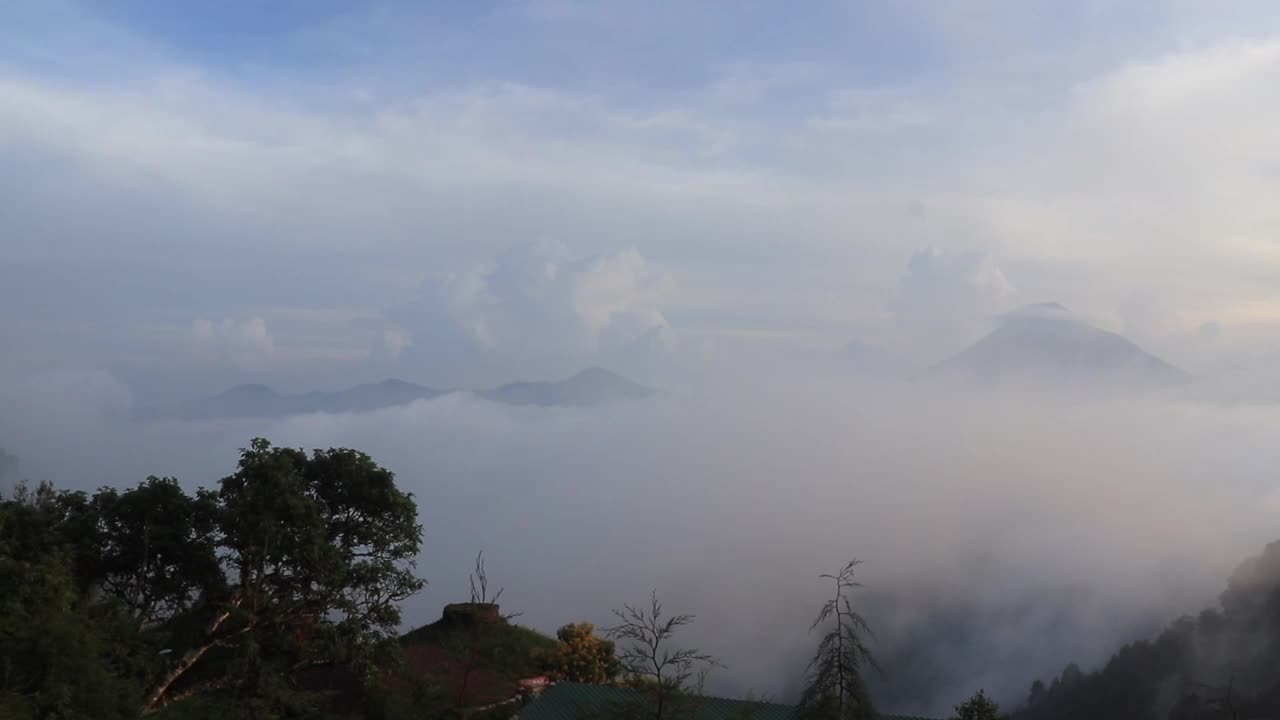 危地马拉山上和火山上空多云的日落视频素材