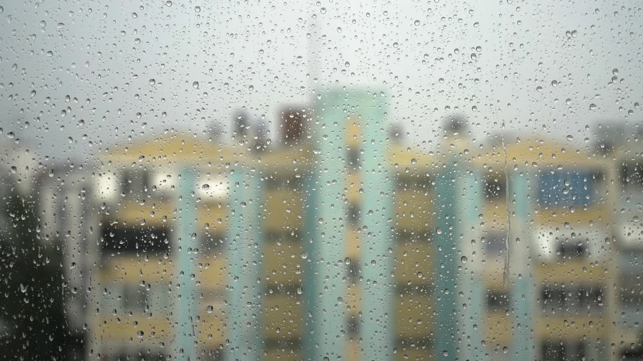 时间流逝雨滴击中玻璃视频素材