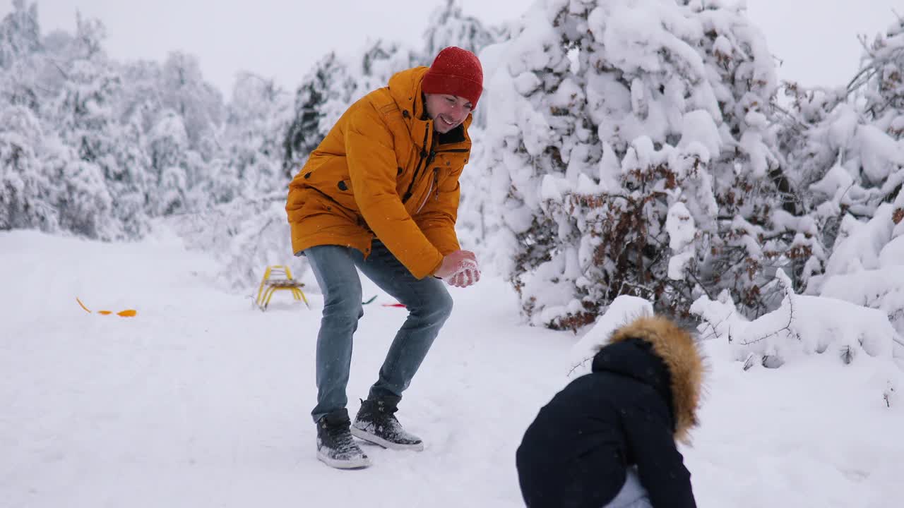 幸福家庭赏雪视频素材