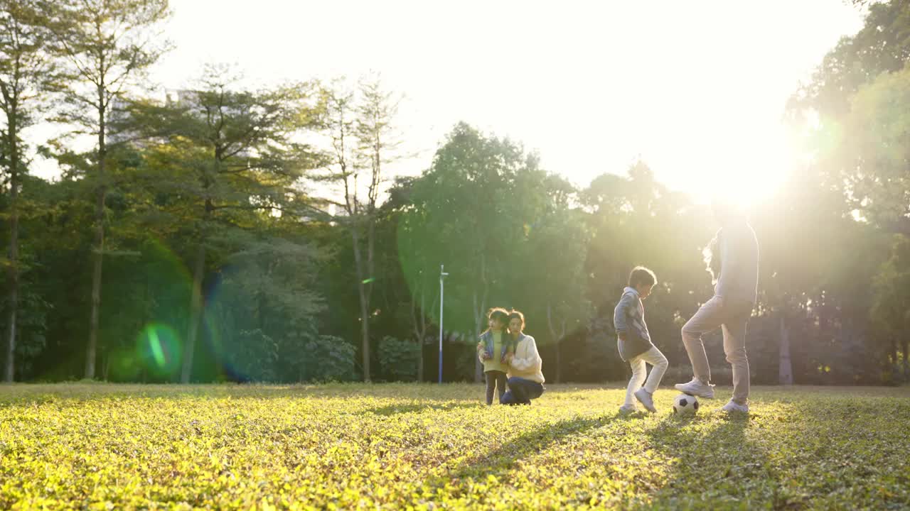 年轻的亚洲家庭在公园里玩户外视频素材