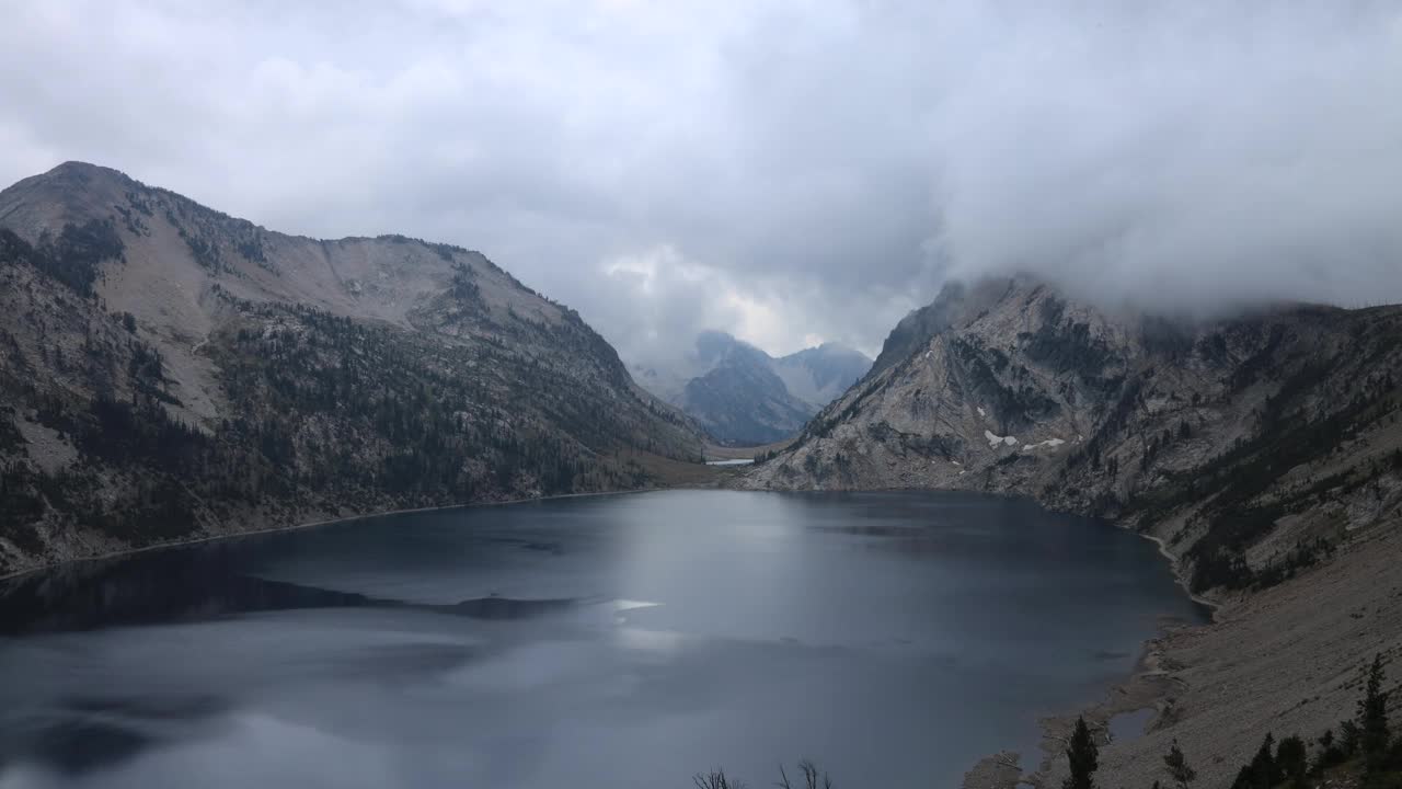 雨云在锯齿湖-锯齿山-爱达荷-夏季-延时视频素材