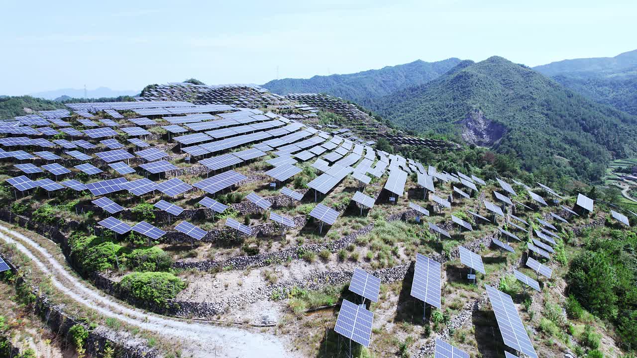 山上的太阳能发电站视频素材