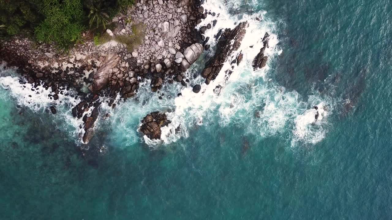 鸟瞰图热带海滩和波浪与白色的沙滩和蓝色的大海视频素材