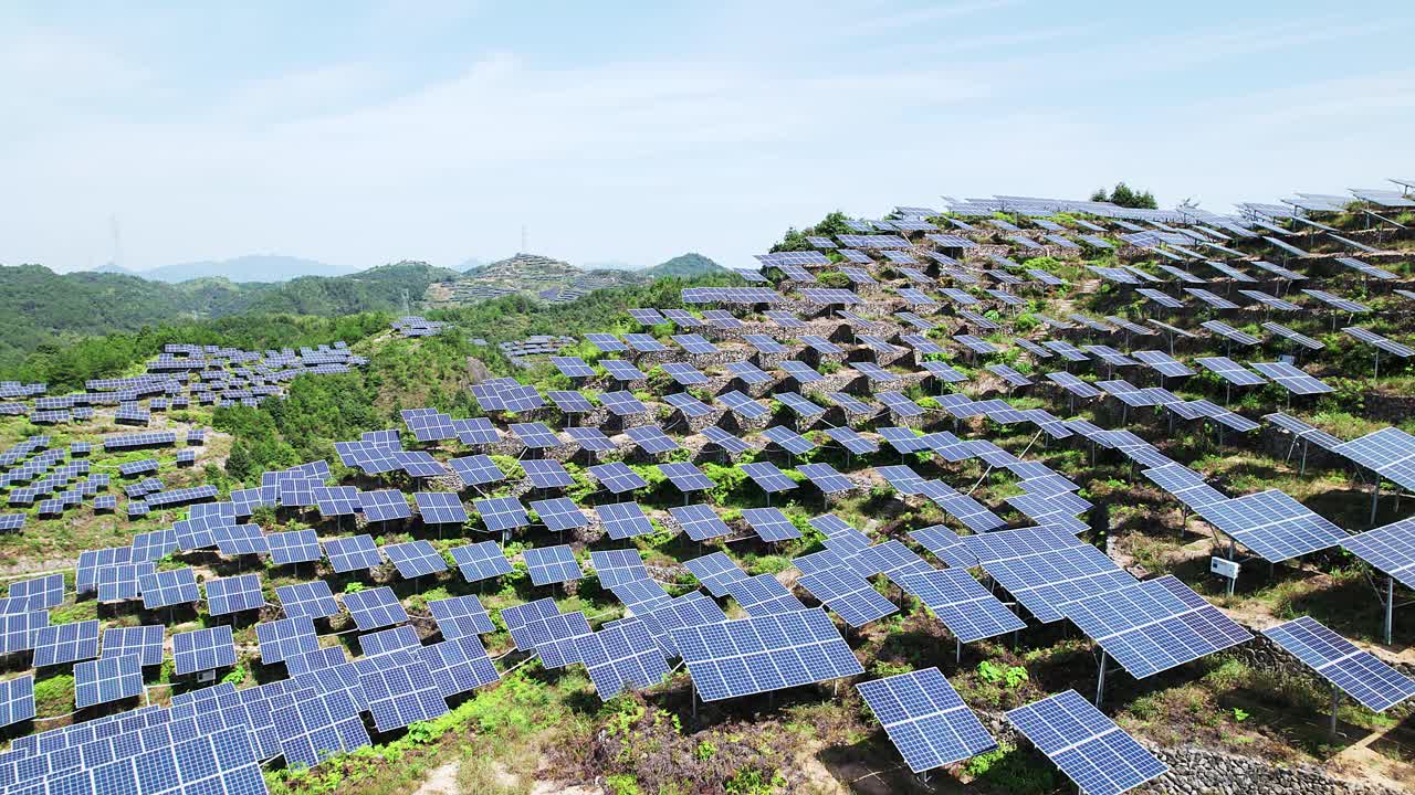 山上的太阳能发电站视频素材