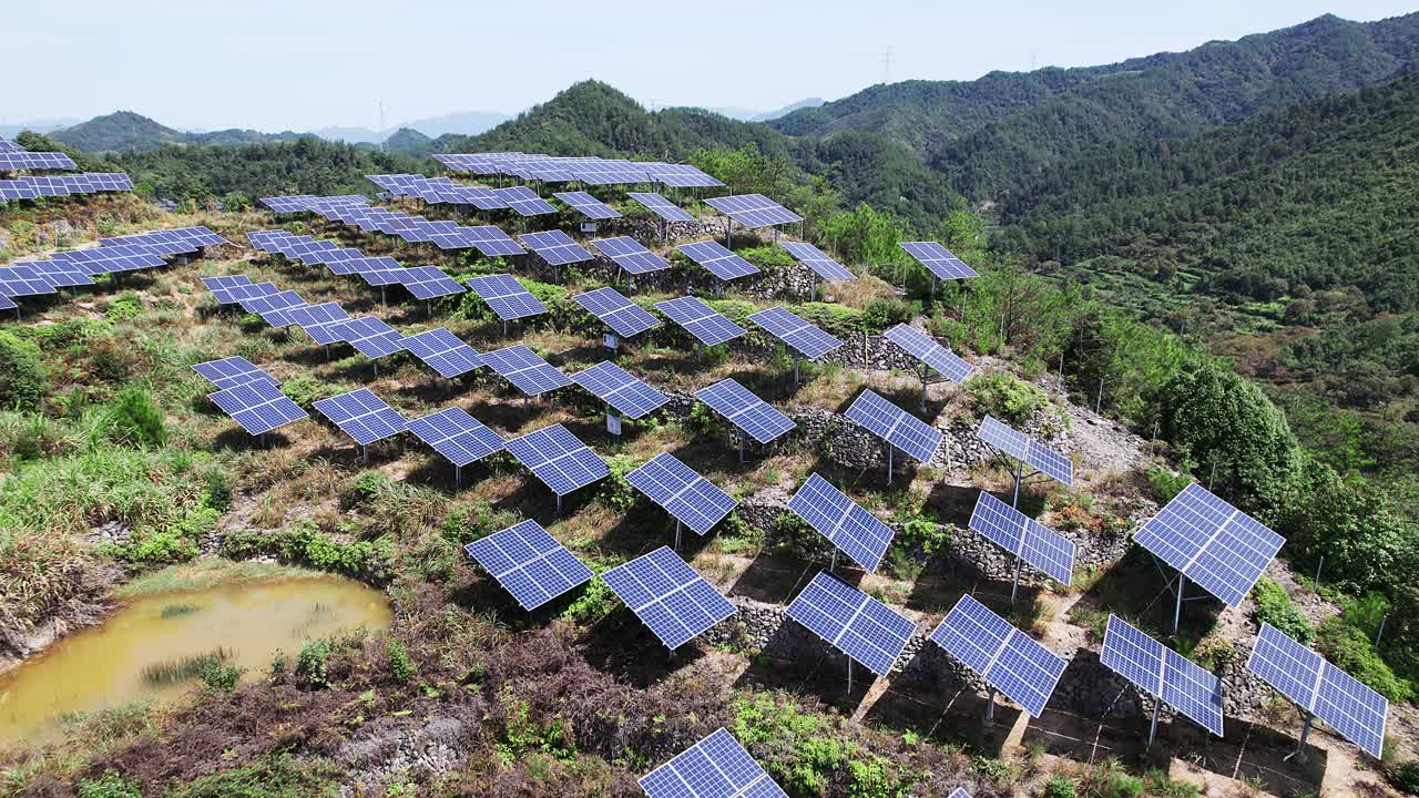 山上的太阳能发电站视频素材