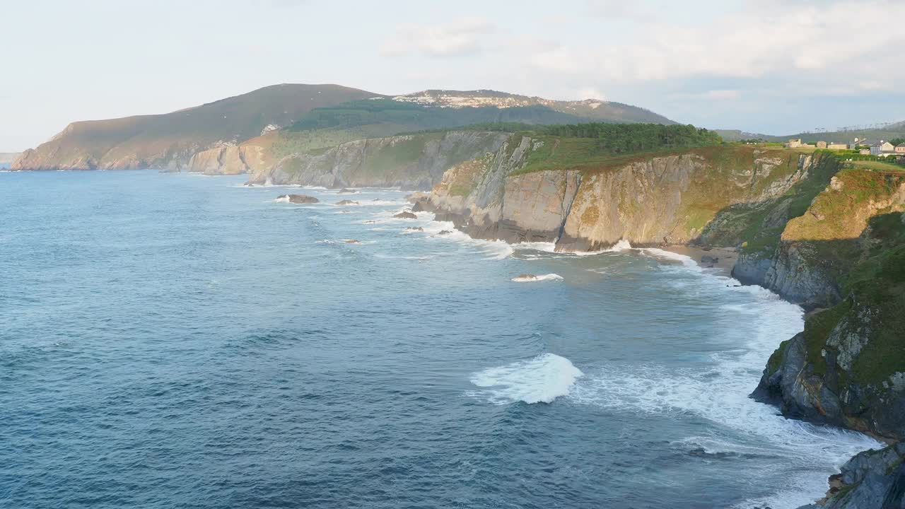 在加利西亚有巨大悬崖的沿海景观的高架视图。视频素材