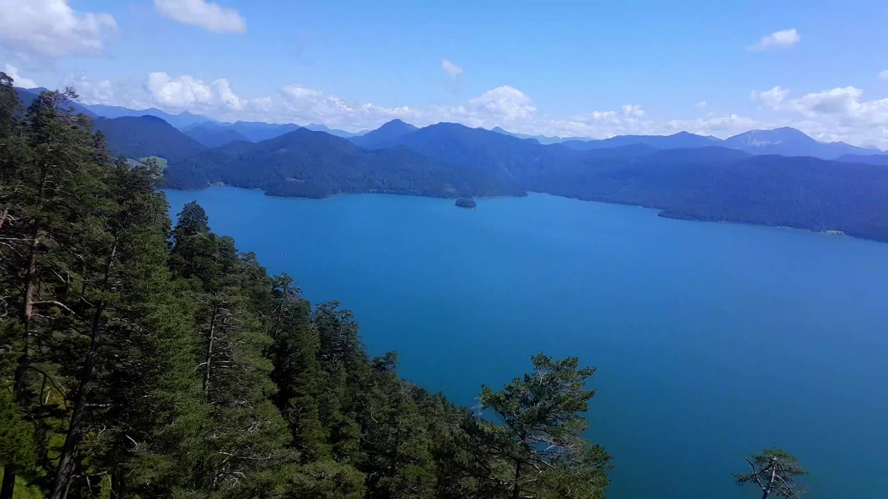 瓦尔琴湖鸟瞰图和阿尔卑斯山在巴伐利亚的背景视频素材