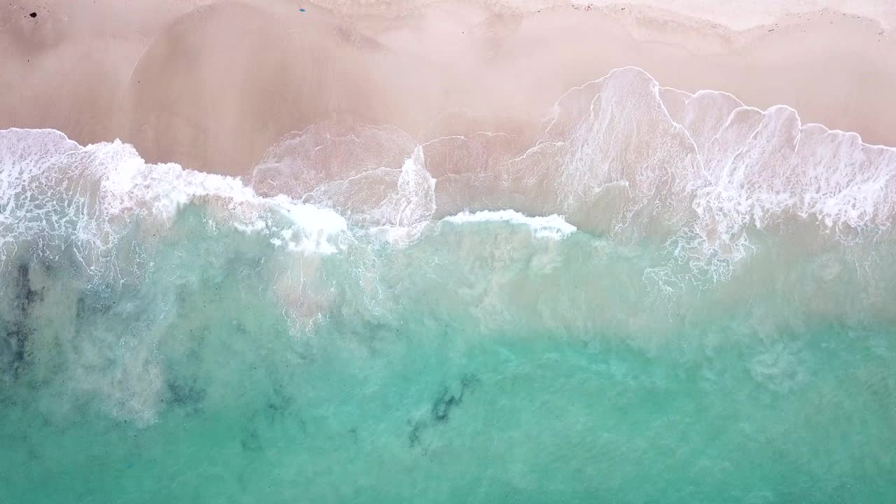 鸟瞰图热带海滩和波浪与白色的沙滩和蓝色的大海视频素材