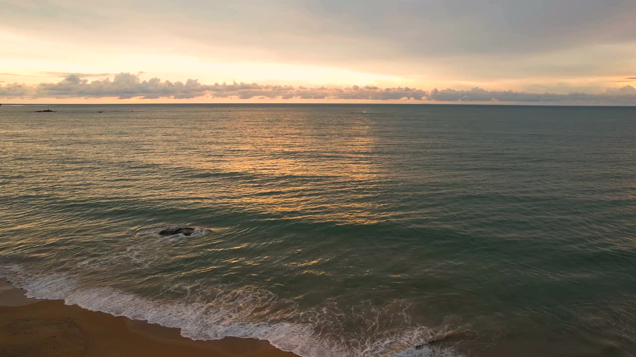 从空中欣赏海滩的日出和日落视频素材