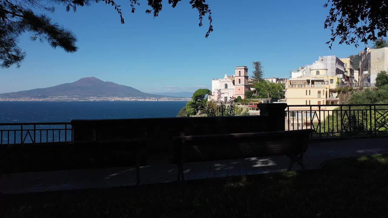 维苏威火山和索伦托海岸的景色，索伦托，维科马瑟。视频素材