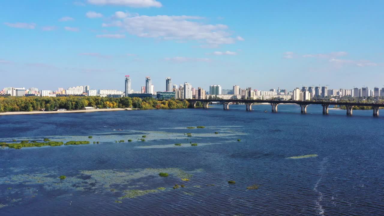 乌克兰基辅的第聂伯河和帕托纳大桥鸟瞰图视频素材