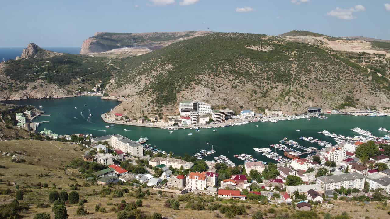 鸟瞰巴拉克拉瓦风景与船和海在滨海湾。克里米亚塞瓦斯托波尔旅游景点。无人机俯视图拍摄的港口豪华游艇，船只和帆船视频素材