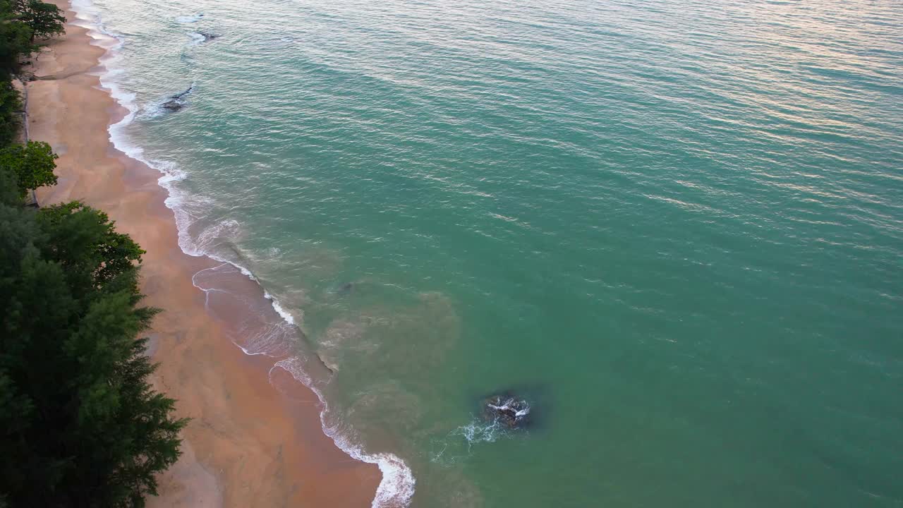 无人机拍摄的海浪拍打在海滩上视频素材