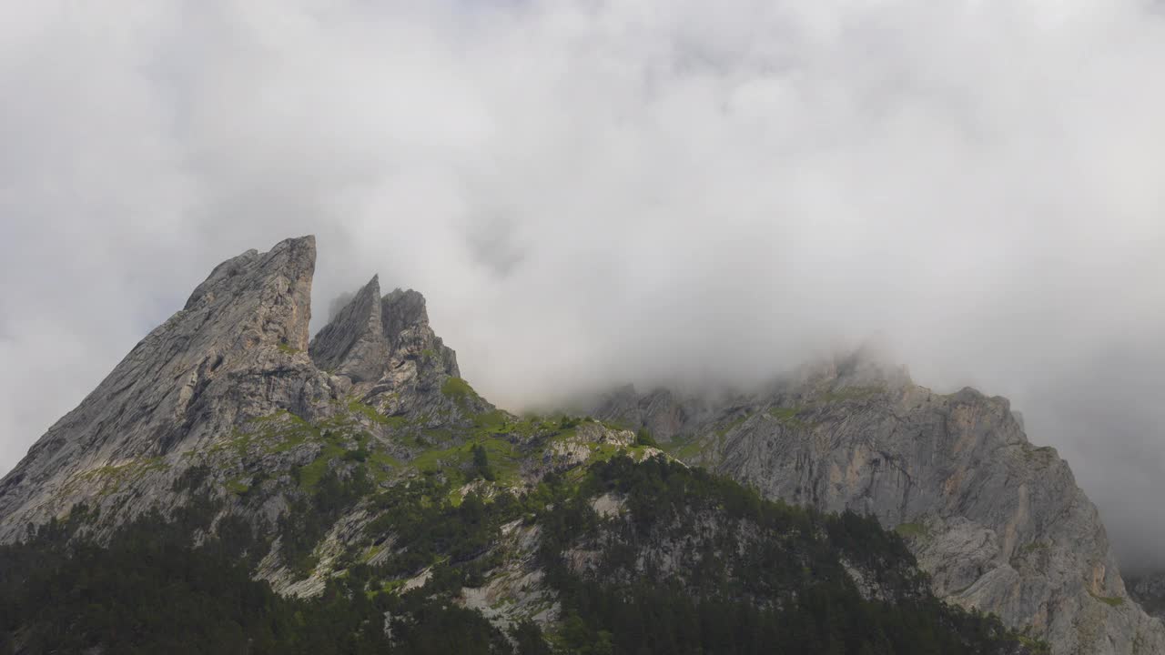 群山上飞舞的云朵。冬天的山地景观。雨云在山上移动。格罗斯·恩格尔霍恩，施瓦兹瓦尔达普，伯纳·奥伯兰，伯尔尼州视频素材