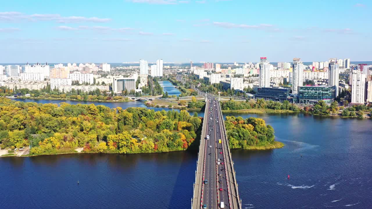 基辅鸟瞰图，帕托纳桥和第聂伯河视频素材