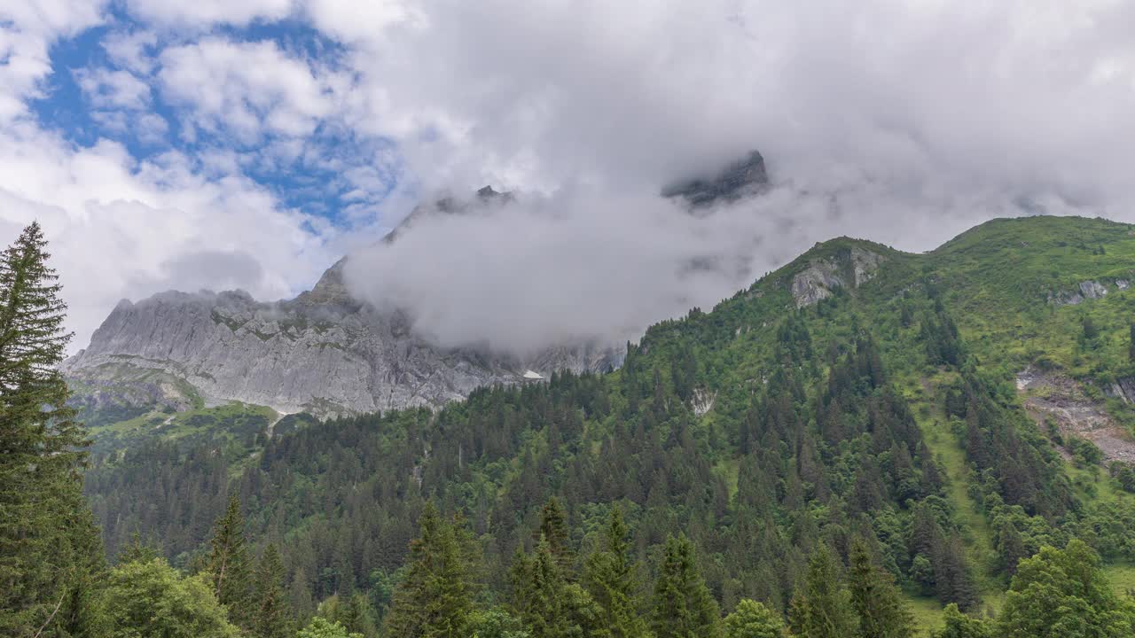 群山上飞舞的云朵。冬天的山地景观。雨云在山上移动。施瓦兹瓦尔普，伯纳·奥伯兰，伯尔尼州视频素材