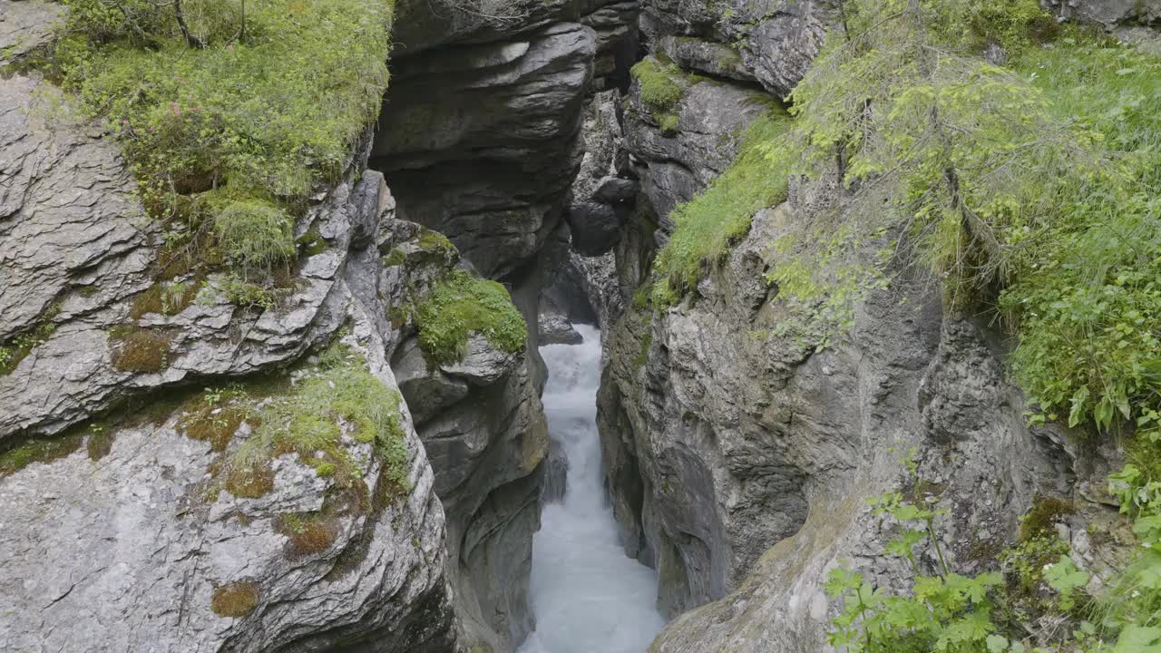 水流在罗森劳伊冰川峡谷的石头周围。伯纳·奥伯兰，伯尔尼州视频素材