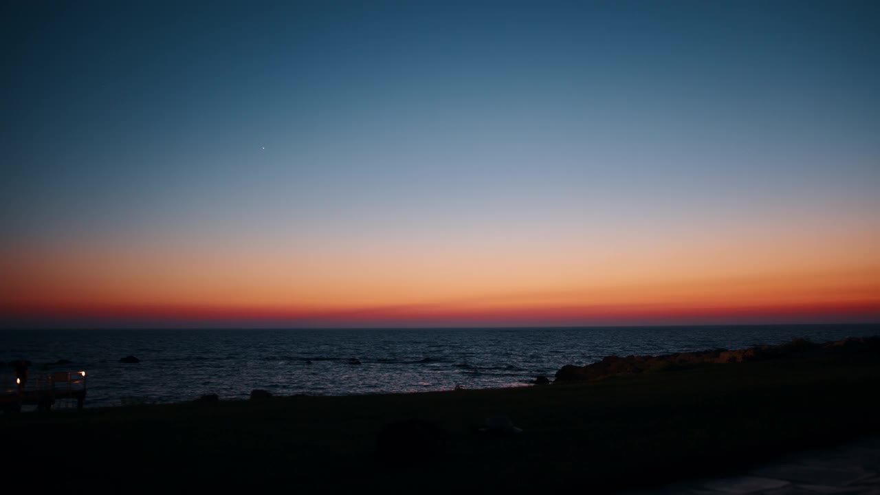 穿着运动服的女人沿着海滩跑步的剪影视频素材