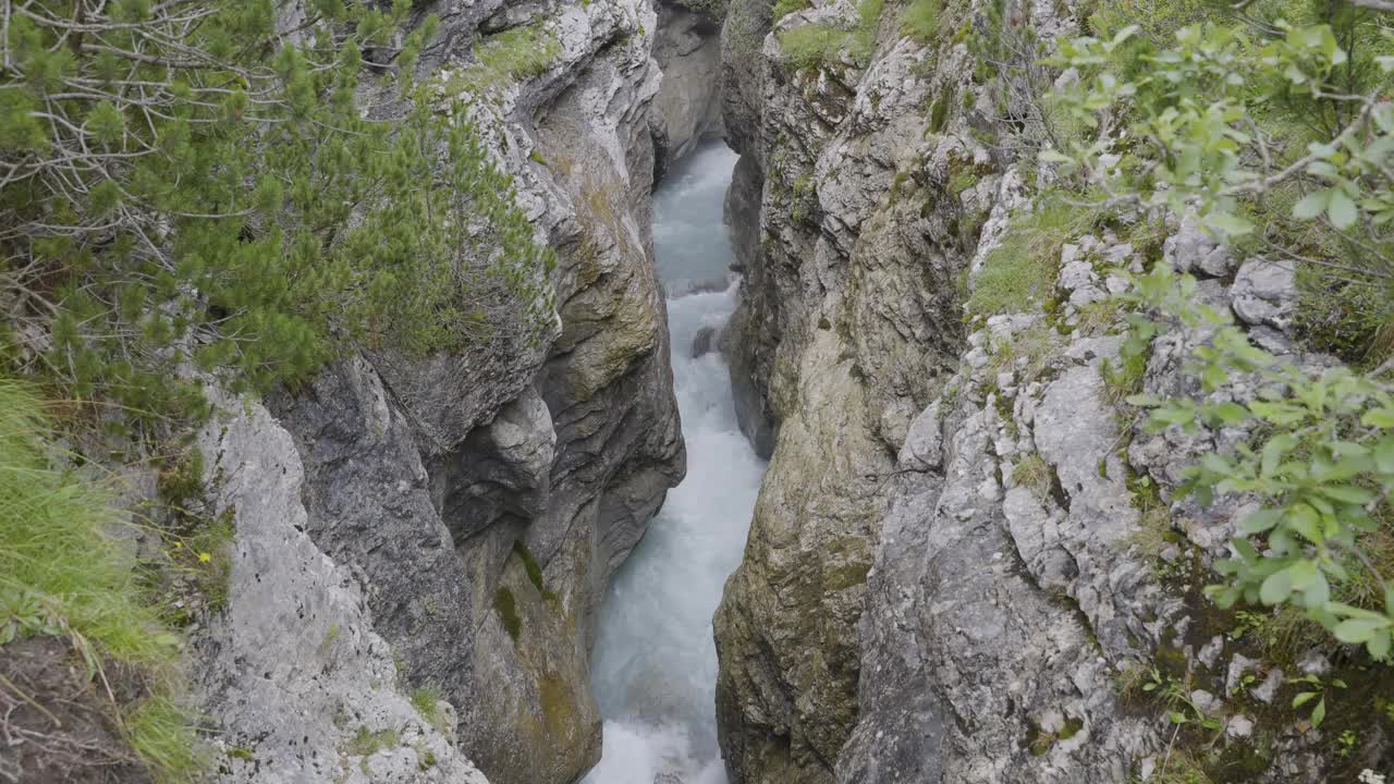 水流在罗森劳伊冰川峡谷的石头周围。伯纳·奥伯兰，伯尔尼州视频素材