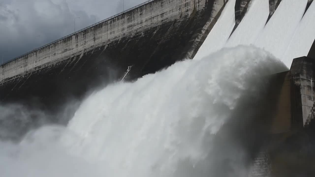 洪水从泰国Khun Dan Prakarn Chon巨大的混凝土大坝的闸门飞溅视频素材