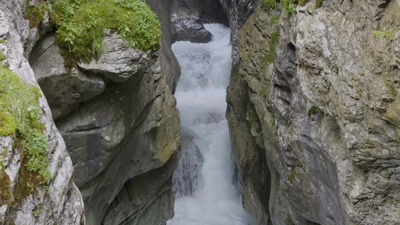 水流在罗森劳伊冰川峡谷的石头周围。伯纳·奥伯兰，伯尔尼州视频素材