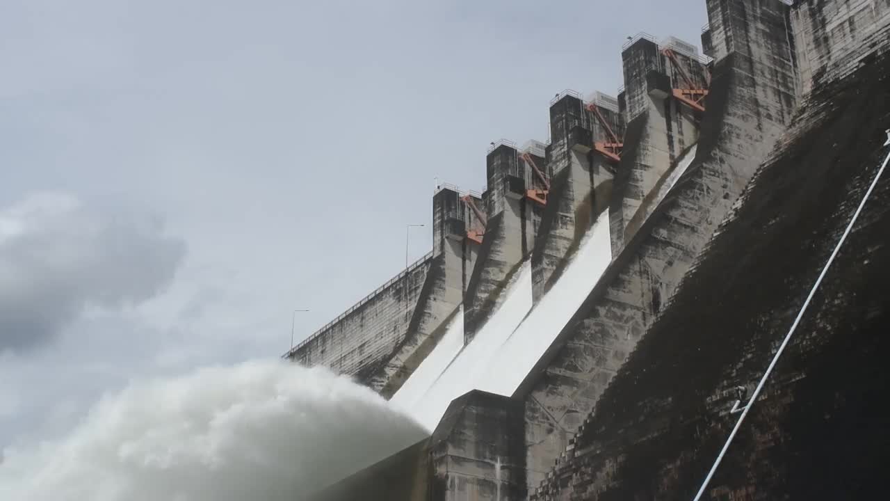 洪水从泰国Khun Dan Prakarn Chon巨大的混凝土大坝的闸门飞溅视频素材