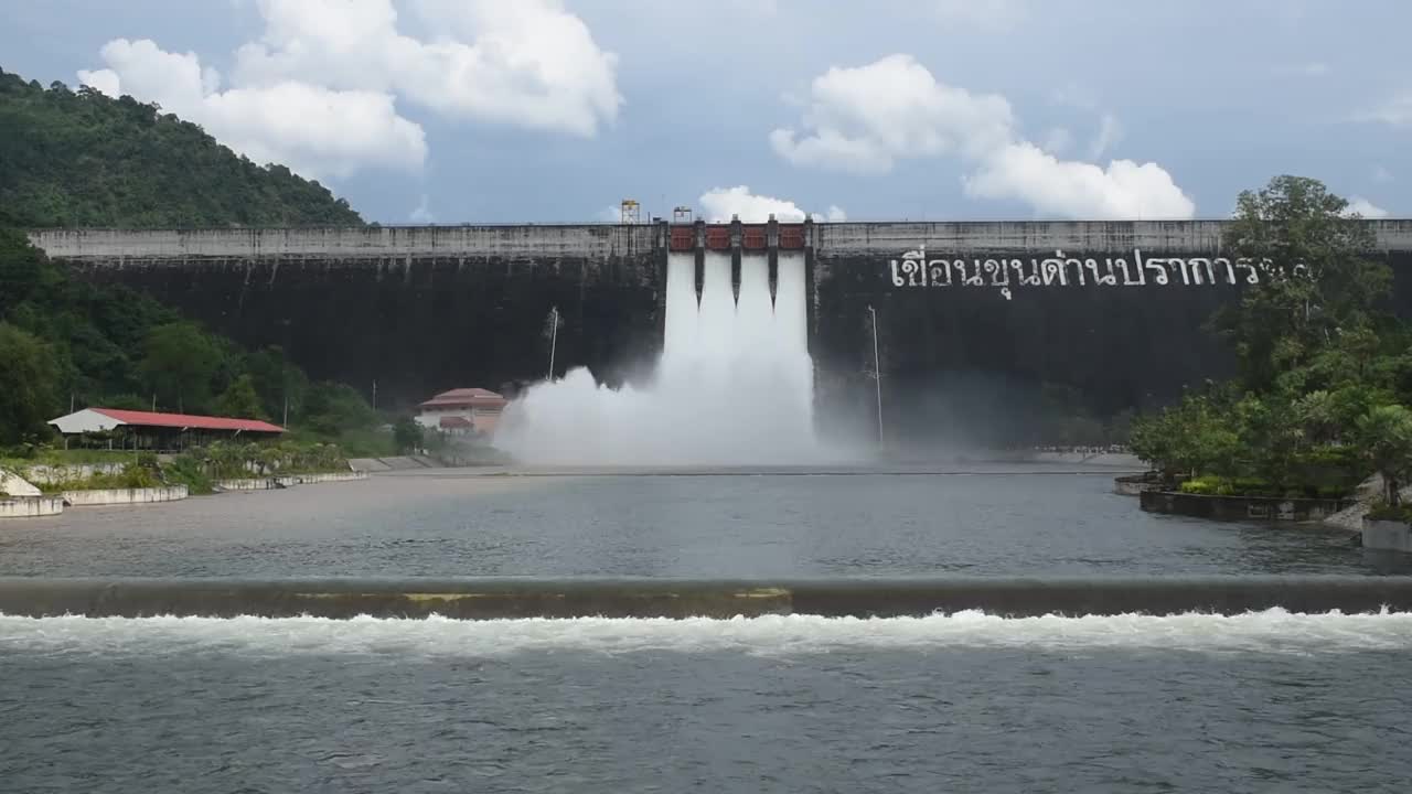 洪水从泰国Khun Dan Prakarn Chon巨大的混凝土大坝的闸门飞溅视频素材