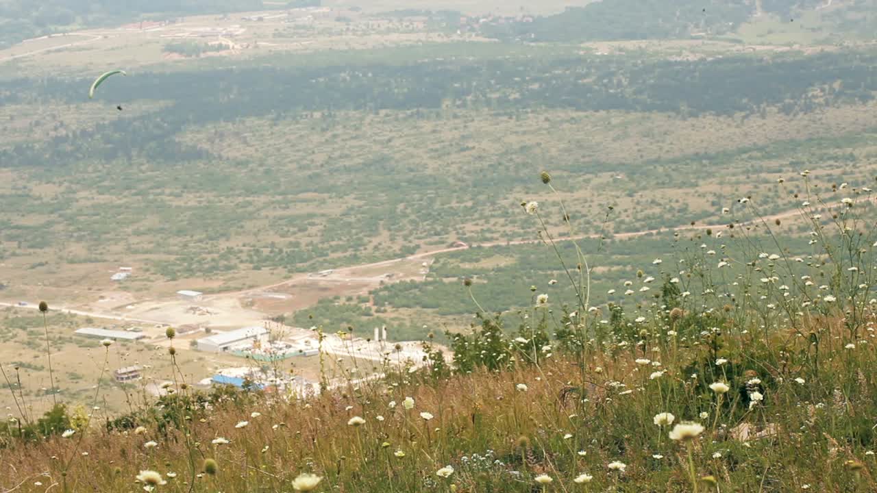 在马其顿的波罗格地区，一架滑翔机正在跳伞视频素材