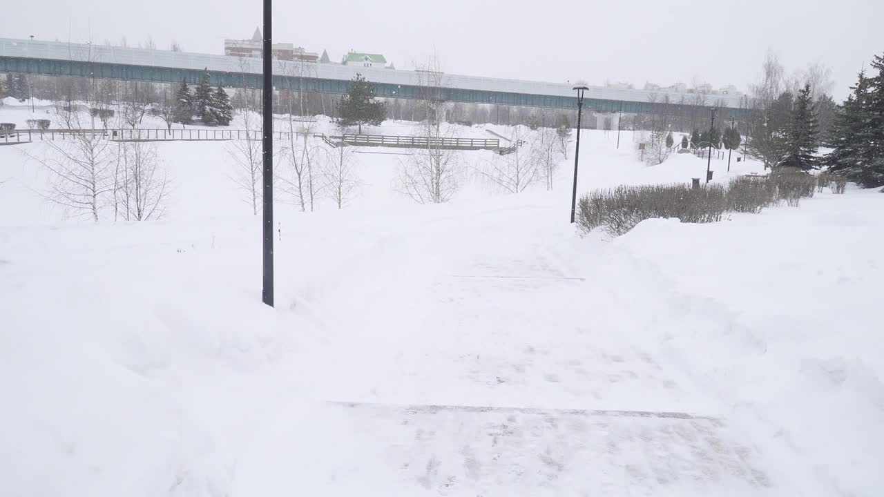 一场大雪过后，莫斯科乌日诺耶·布托沃(Yuzhnoye Butovo)居民区的一个公园里清理道路视频素材