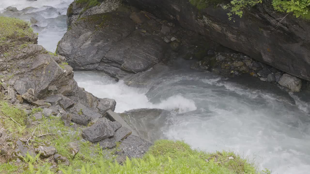 水在石头周围流动。山里的小溪。Rychenbach, Berner Oberland，伯尔尼州视频素材