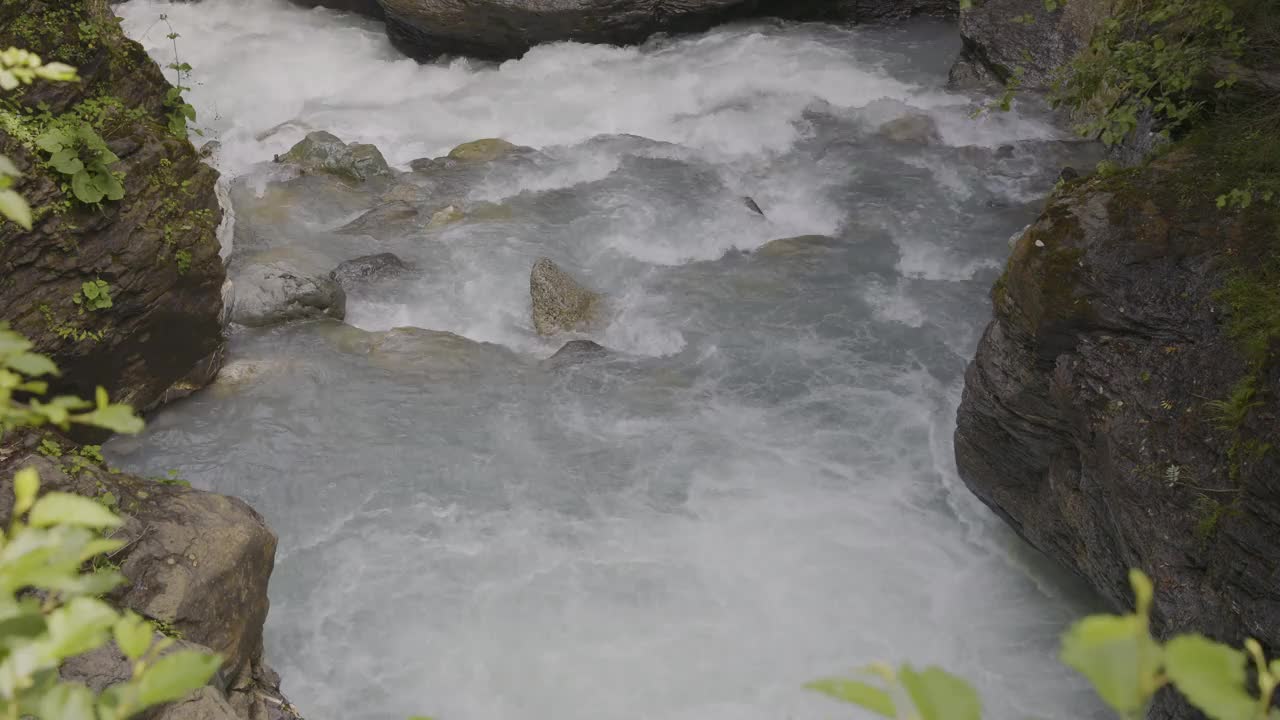 水在石头周围流动。山里的小溪。Rychenbach, Berner Oberland，伯尔尼州视频素材