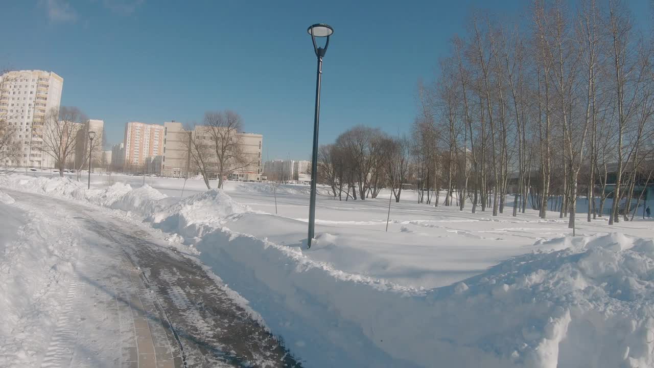 一场大雪过后，莫斯科乌日诺耶·布托沃(Yuzhnoye Butovo)居民区的一个公园里清理道路视频素材