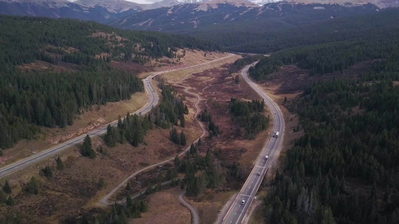 移动的航拍汽车沿着70号州际公路行驶在韦尔帕斯在一个多云的日子在秋天视频素材