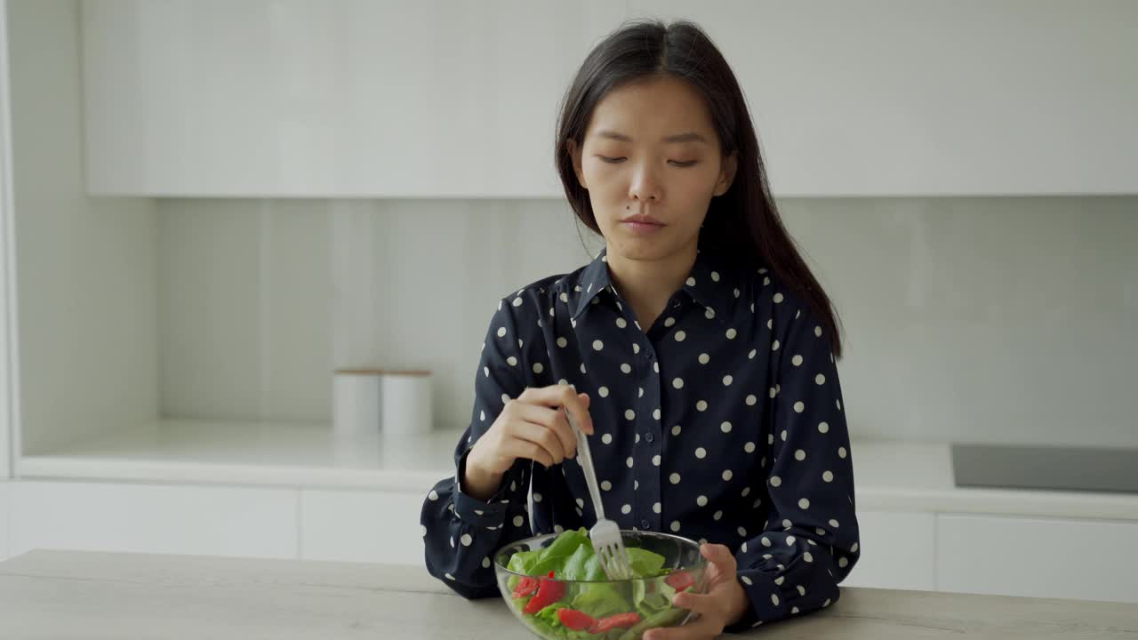 迷人的亚洲女子吃着新鲜蔬菜沙拉。饮食和健康饮食的概念视频素材